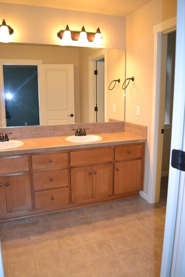 Building Photo - Beautiful Home In GREAT Location, Fireplace, Loft, Garage, W/D, Large Master and MORE!