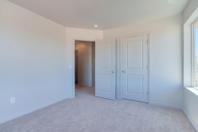 Building Photo - 4 Bedroom End Unit in Sienna Hills! Small Dog Friendly!