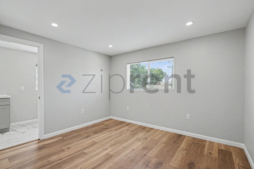 Building Photo - Unit