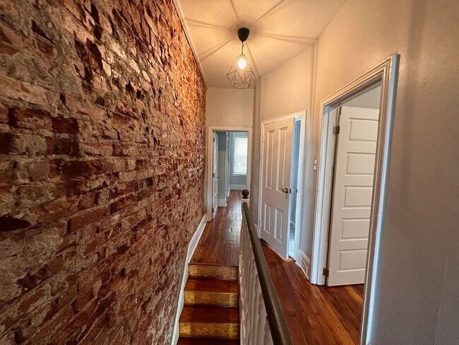 Building Photo - Old charm mixed with new finishes. Beautif...
