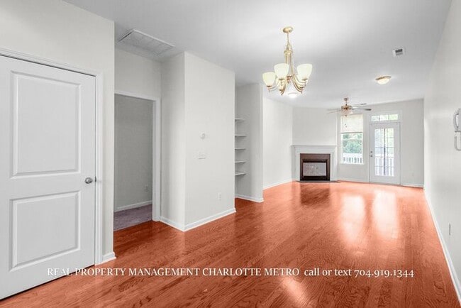 Building Photo - Charming 2 Bed, 2 Bathroom city Retreat Near Uptown Charlotte & Greenway Access