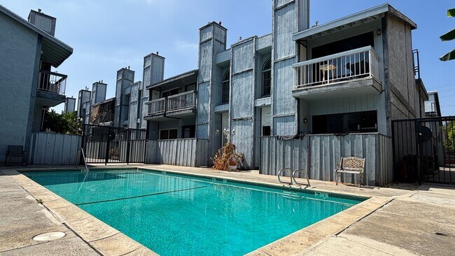 Building Photo - Lovely 4-bedrom 2.5-bath Condo In Panorama...