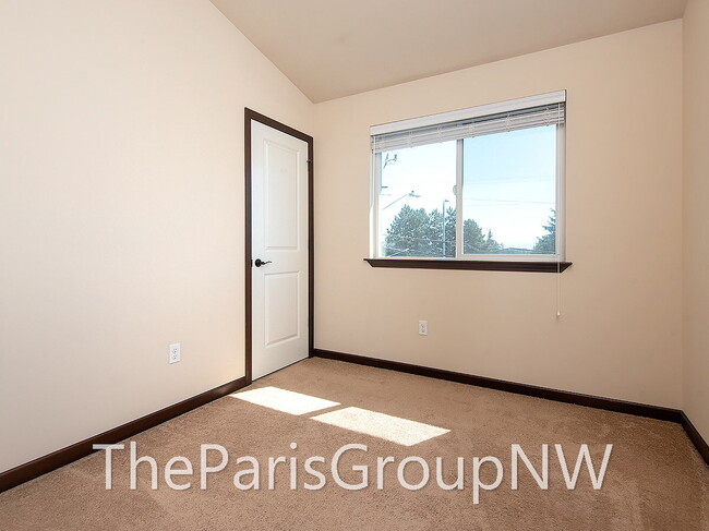Building Photo - **PROPERTY LEASED** Spectacular Serene Lake 2012 TH – Great Location!