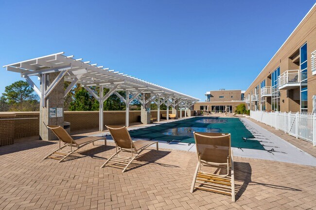 Building Photo - Light filled 1 bed/ 1 bath condo with balcony minutes to downtown Chapel Hill