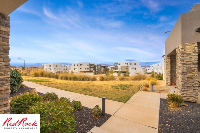 Building Photo - Spacious 2 Bedroom Unit in Desert Color Wi...