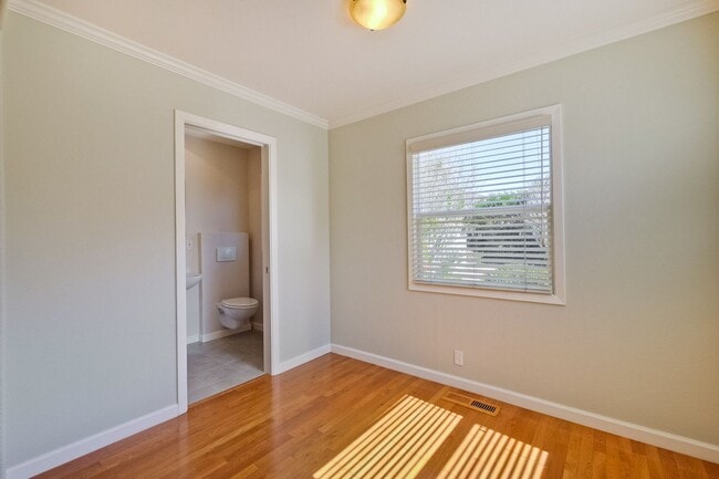 Building Photo - Awesome Home Located in a Quiet Tree Line ...