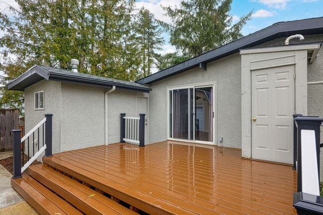 Building Photo - Lovely 3 Bedroom 1.5 bath Milwaukie Charmer.