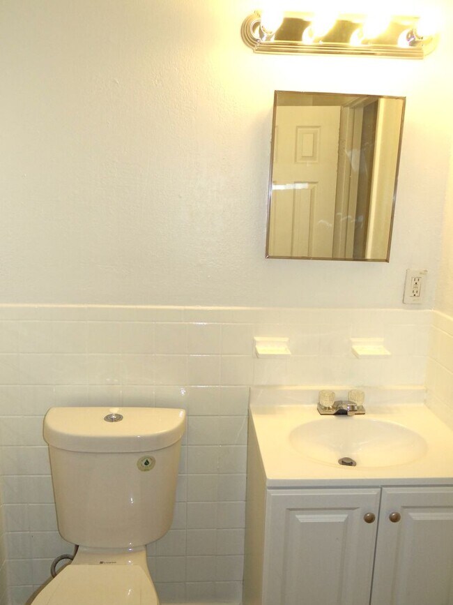 Building Photo - 3 Bedroom, 1 bath home - Just renovated