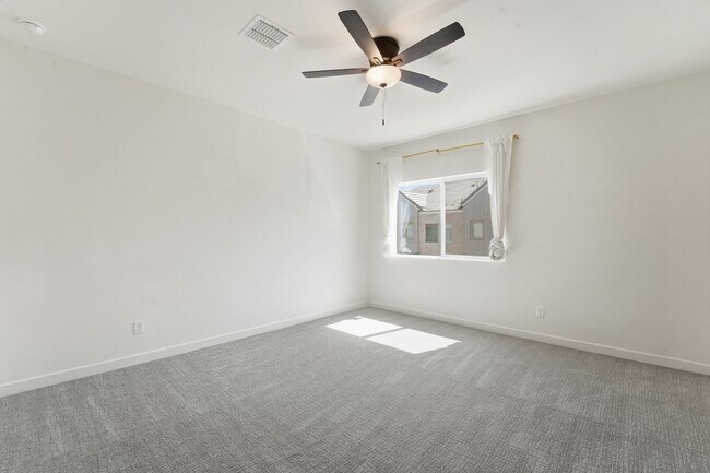 Building Photo - Stylish 2-bedroom, 2.5 bathroom townhouse in a desirable Phoenix location!