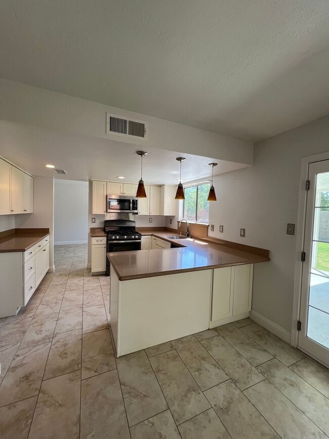 Building Photo - 7501 Canyon Clover Dr