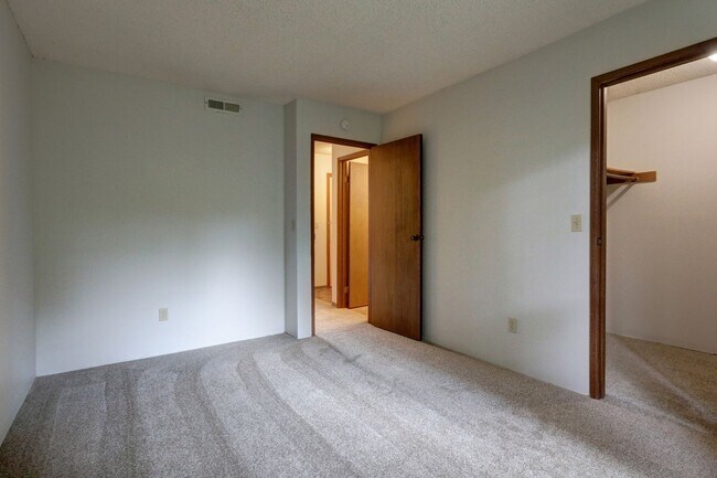 Building Photo - Top floor 2 bedroom 2 bath condo in Kirkland
