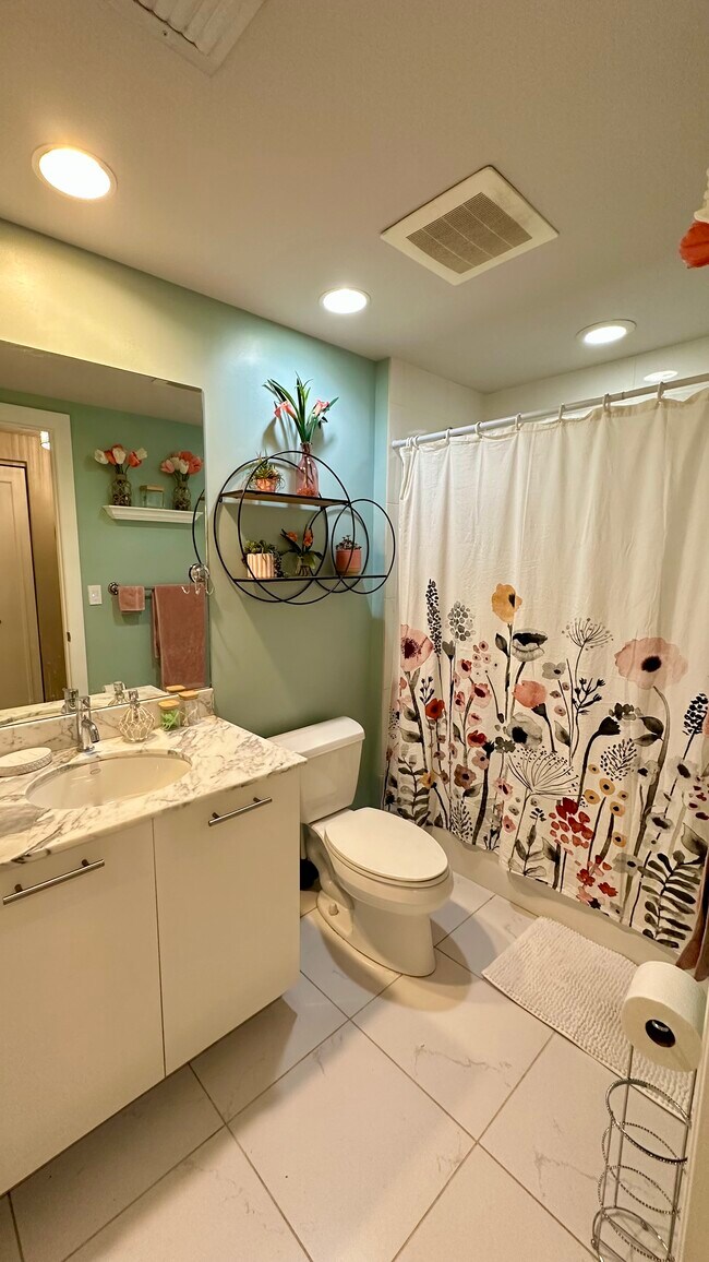 Building Photo - 3000 Oasis Grand Blvd