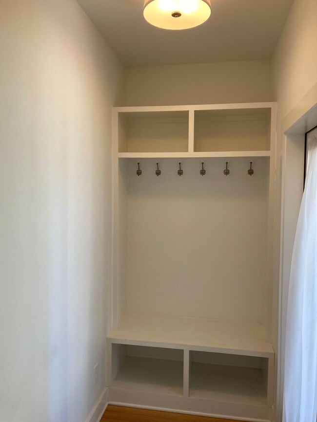 Building Photo - 3 bedroom, 3.5 bath, Spacious & Open Floor Plans