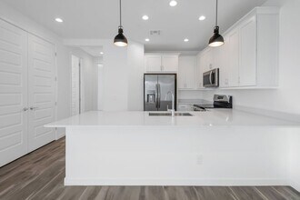 Building Photo - Like New Luxurious Modern 3 Bedroom 2 Bath...