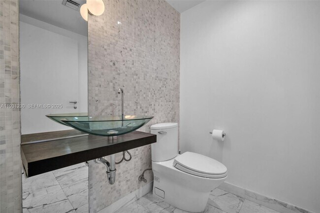 Building Photo - 200 Biscayne Blvd Way