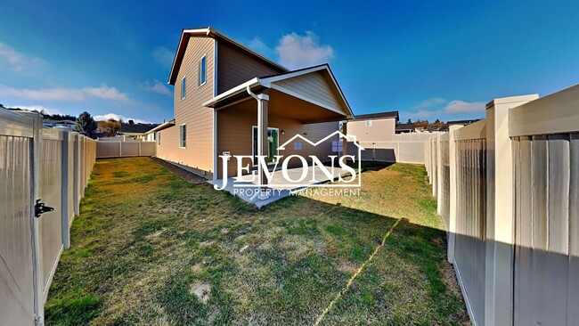 Building Photo - Spacious home with fenced backyard, 2-car ...