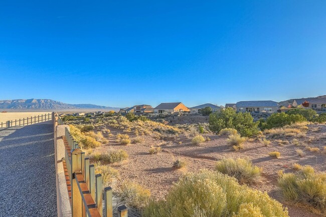 Building Photo - Beautiful Mariposa Home