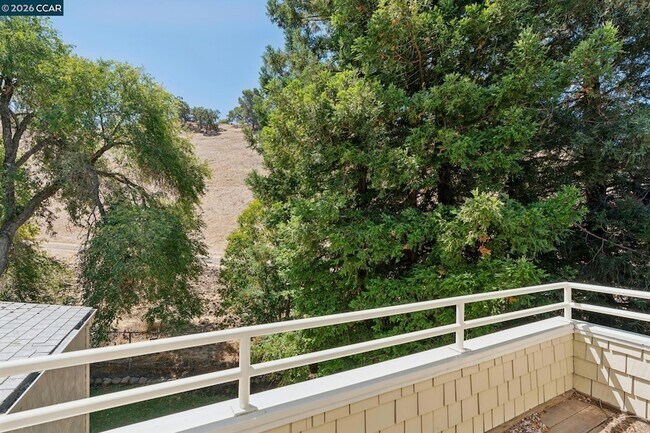 Building Photo - 660 La Casa Via