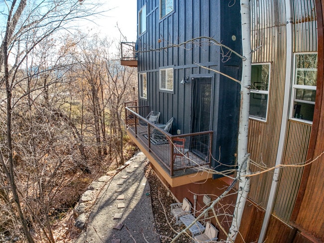 Building Photo - 190 E 7th Ave