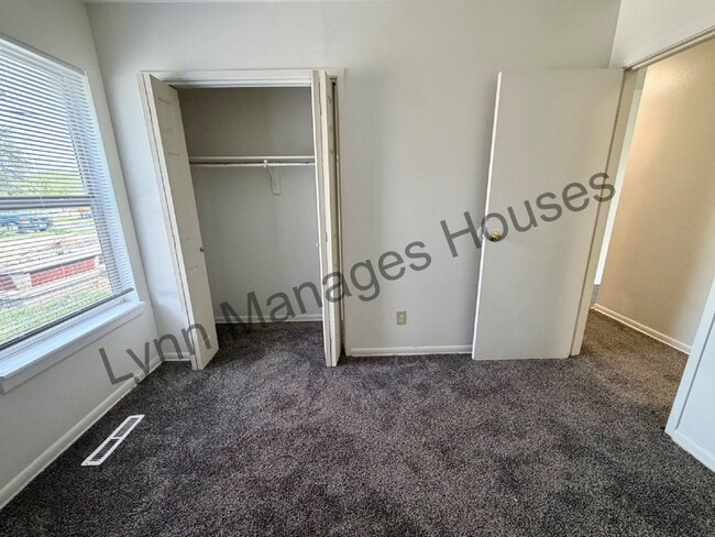 Building Photo - Main Level Three Bedroom Now Ready!