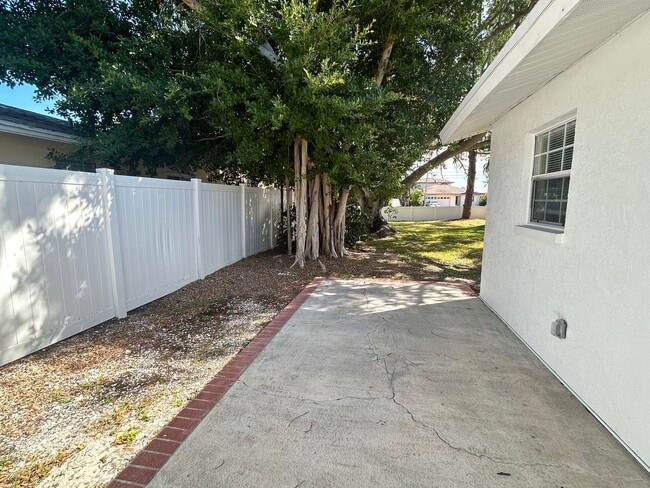 Building Photo - Remodeled 3 bedroom 2 bath Home in NE St Pete