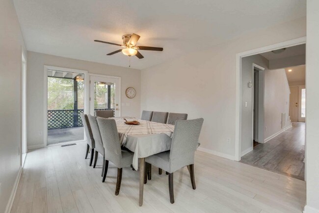 Building Photo - 5009 Emerald Dr