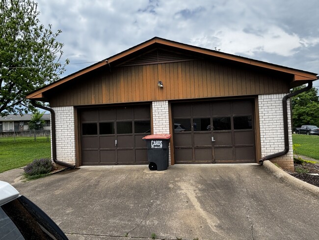 Building Photo - 307 N 5th St