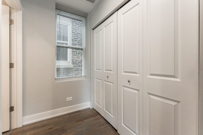Building Photo - 926 W 32nd Pl