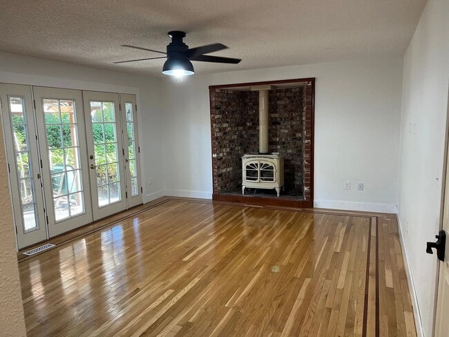 Building Photo - CUSTOM 3BD 2.5BA HARDWOOD FLOORS THROUGHOUT