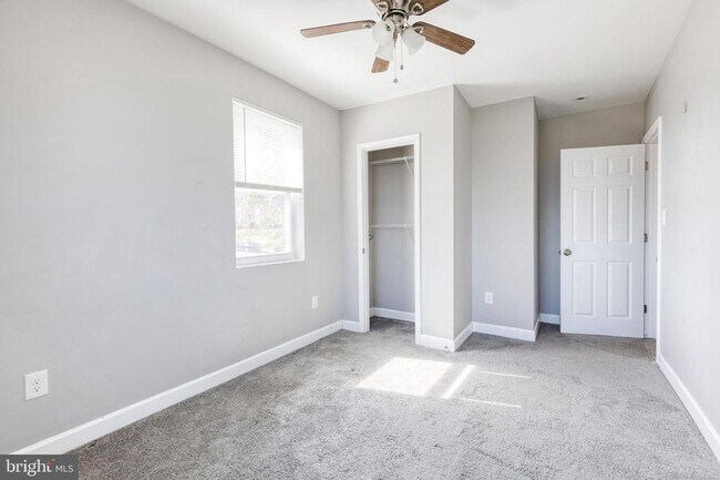 Building Photo - Welcome to this beautifully renovated 4bd 2bth end-of-group townhome in Baltimore!
