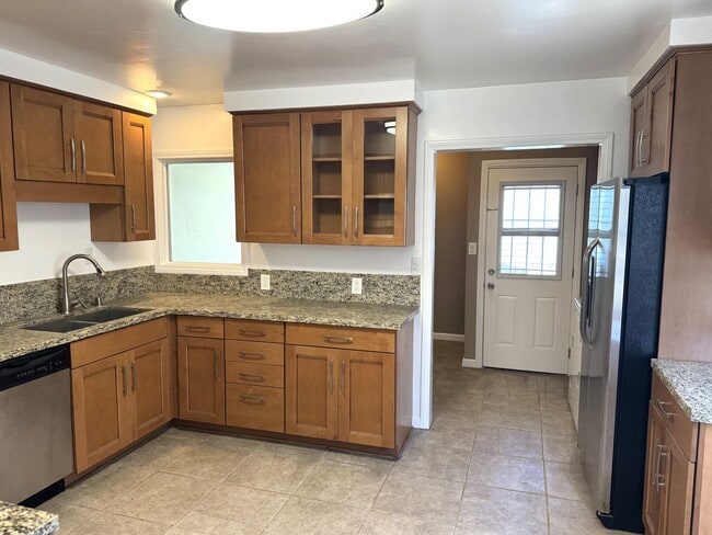 Building Photo - Spacious 4+2 SFR, 3 blocks from LMU, firep...