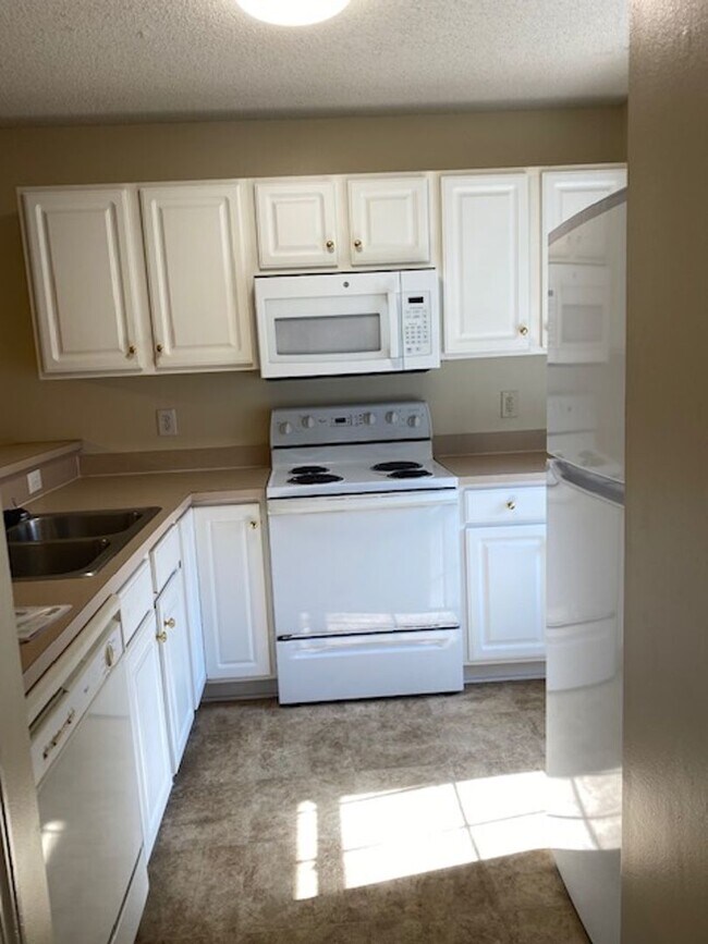 Building Photo - Condo in Holton Place