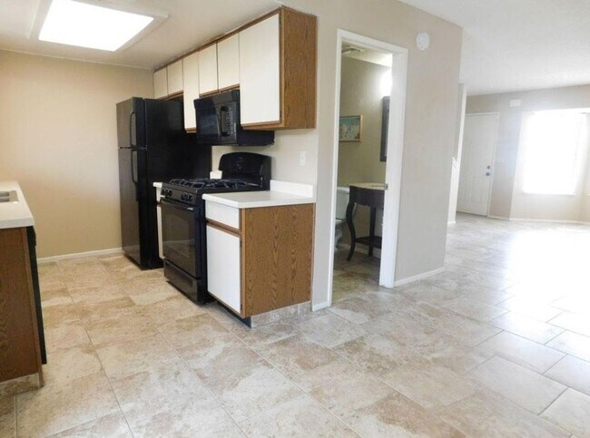 Building Photo - Place 616 W Graaf Ave