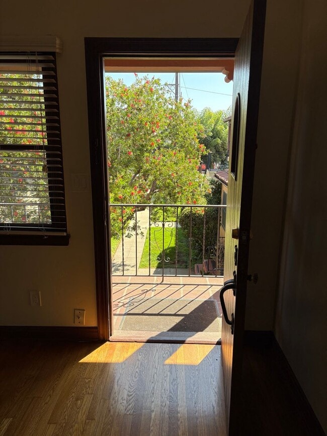 Building Photo - Rare Studio in Wonderful Area with Unique,...