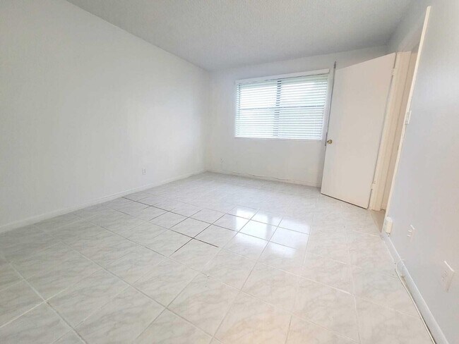 Building Photo - 15702 E Waterside Cir