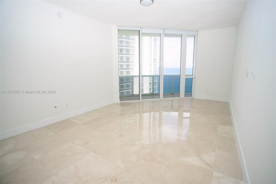 Building Photo - 15811 Collins Ave