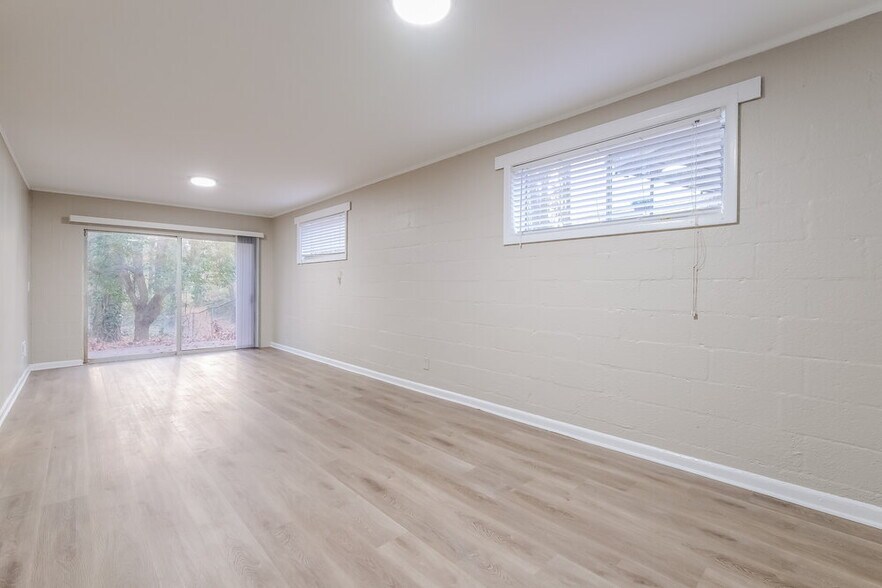 Building Photo - 2410 Ridgeway Dr