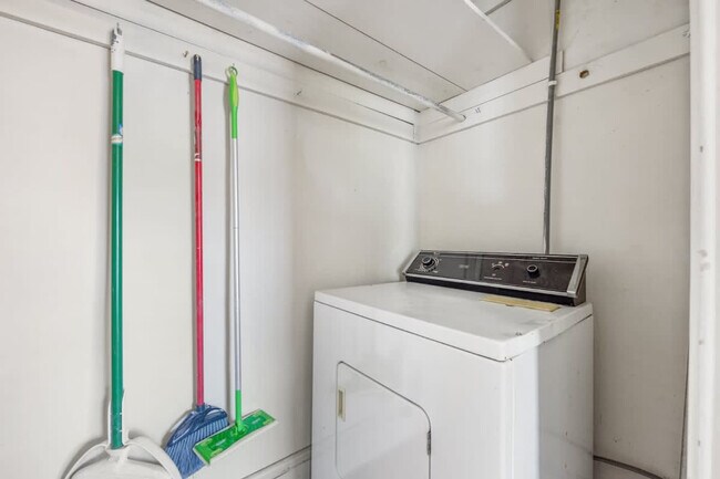 Building Photo - 536 Hawthorne Ln