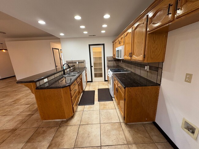 Building Photo - NW Visalia Home coming soon!