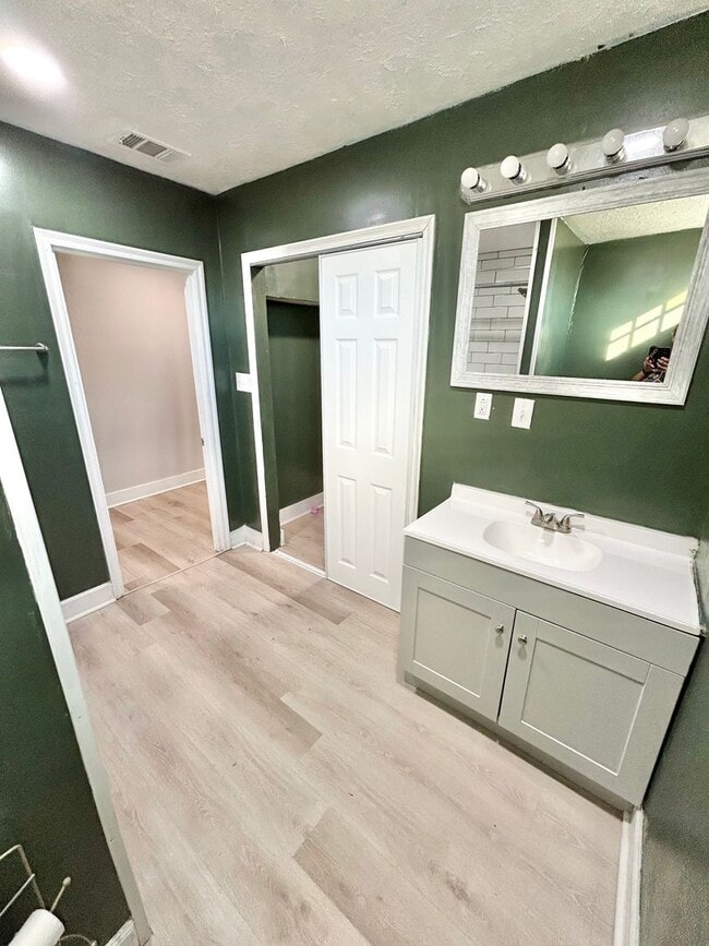 Building Photo - 2BR/1BA Home-Sweet-Home