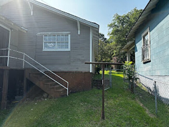 Building Photo - MOVE IN SPECIAL!! FIRST MONTH FREE!