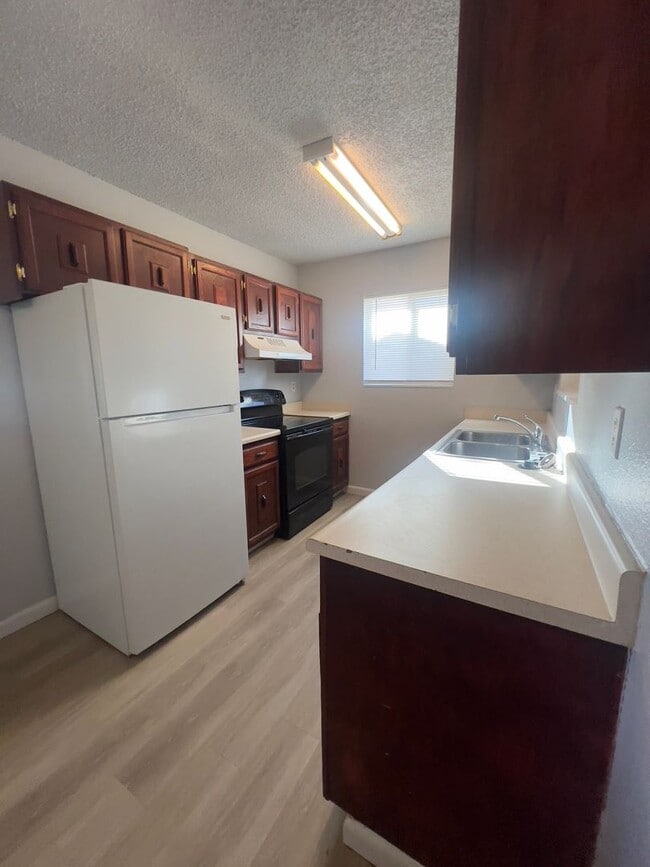 Building Photo - 4 bedroom 1 Bath w/ fenced yard