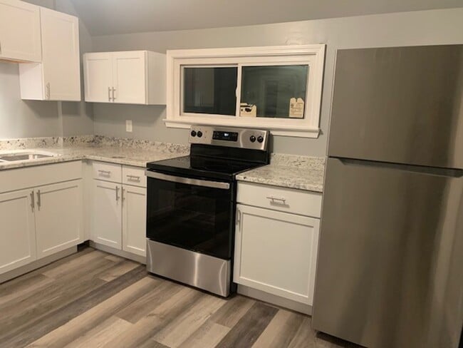 Building Photo - Utilities Included in this Upper Unit Dupl...