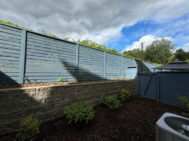 Building Photo - Luxury townhouse for rent