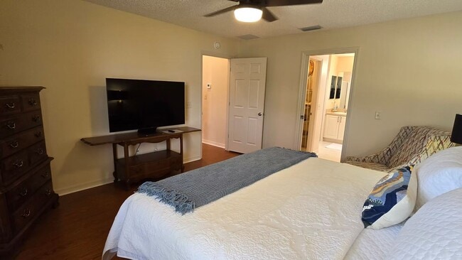 Building Photo - M971 Kingmont (VNSW-18/10)