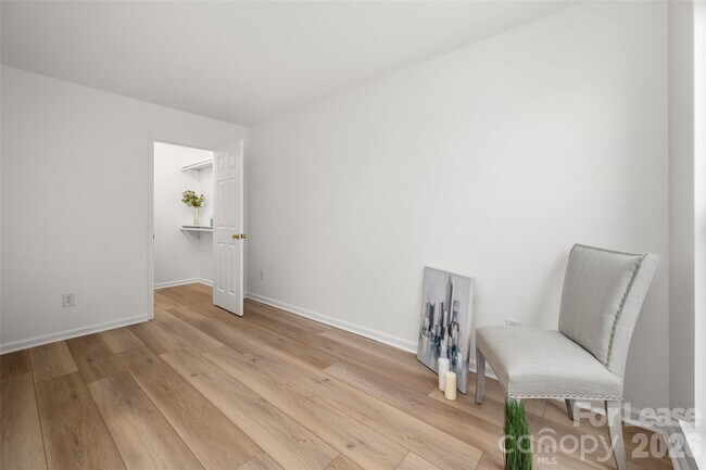 Building Photo - 10943 Carmel Crossing Rd