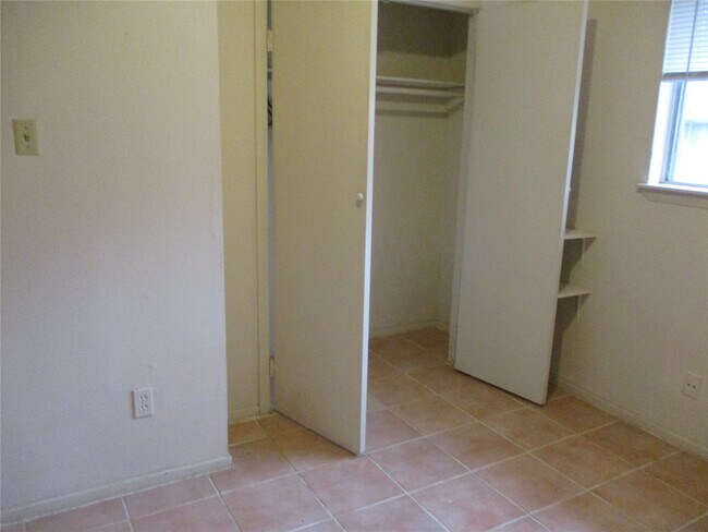 Building Photo - 10806 Lynbrook Dr