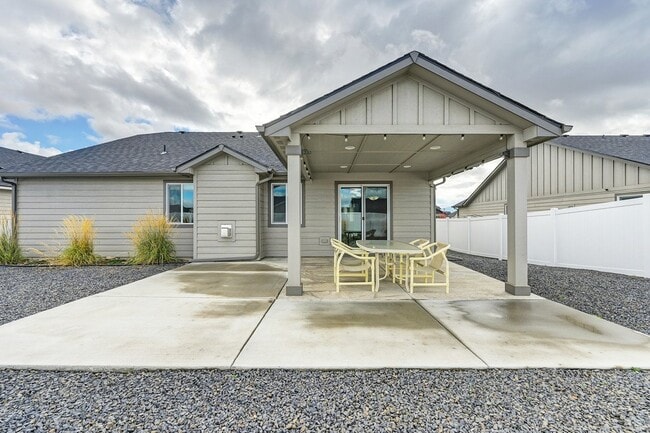 Building Photo - Bright 3-Bedroom Retreat with 2 Full Baths...