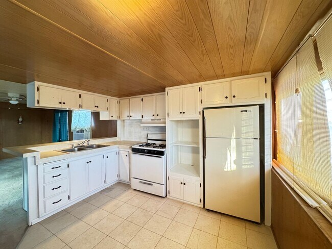 Building Photo - Home by Rotary Park!