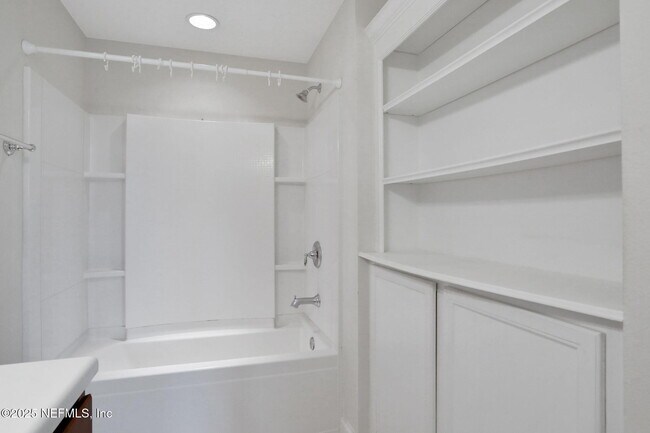Building Photo - 6846 Roundleaf Dr